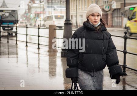 26th. Oktober 2020, Russland, Tomsk, Frau gehen an der Straße Stockfoto