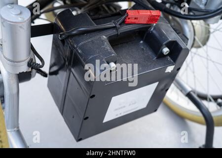 Batterie des elektrischen Rollstuhls für Patienten oder Menschen mit Behinderungen. Stockfoto