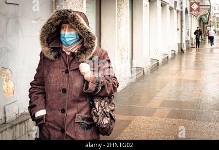 26th. Oktober 2020, Russland, Tomsk, Frau mit medizinischer Maske auf der Straße Stockfoto