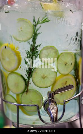 Perfektes Durstlöschendes Getränk mit Zitrone und Minze Stockfoto