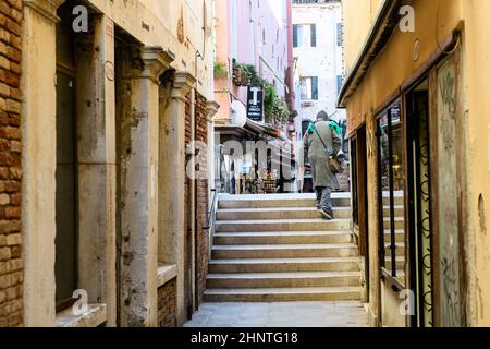 Typische Straßenszene in Venedig Stockfoto