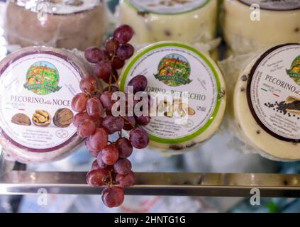 Große Käse Pecorino auf der Gastrofood - Fachmesse für Lebensmittel und Getränke für Catering in Krakau. Stockfoto