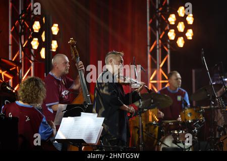 Nigel Kennedy live bei der Ausgabe 26rd des Summer Jazz Festivals in Krakau Stockfoto