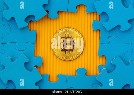 Puzzle mit goldenem Bitcoin darunter. Virtuelle Währung, Kryptowährungskonzept. Stockfoto