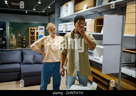 Ein Paar war vom Preis im Möbelgeschäft enttäuscht Stockfoto