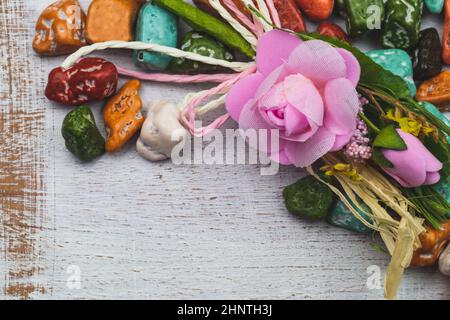 Festliche Dekoration. Süßigkeiten Kieselsteine. Süßigkeiten in Form von farbigen Steinen. Holzhintergrund mit bunten Süßigkeiten. Copy Space Stockfoto