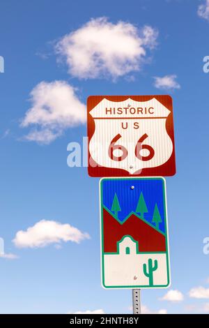 Route 66 Schild unter klarem blauen Himmel im Golden Valley Stockfoto