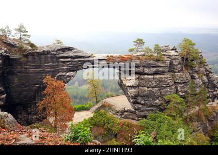 Prebischtor in der Böhmischen Schweiz ist ein Naturwunder und wurde durch Erosion geschaffen Stockfoto