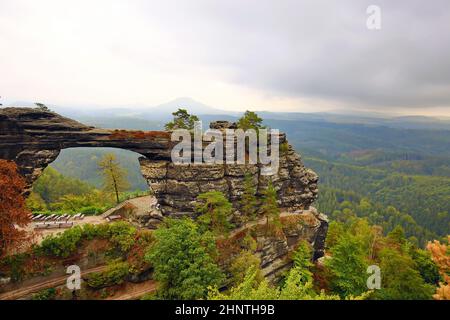 Prebischtor in der Böhmischen Schweiz ist ein Naturwunder und wurde durch Erosion geschaffen Stockfoto