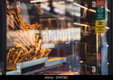 Reihen türkischer traditioneller Baklava-Süßspeisen, Desserts, Reihen sich an den Straßenfenstern aneinander Stockfoto