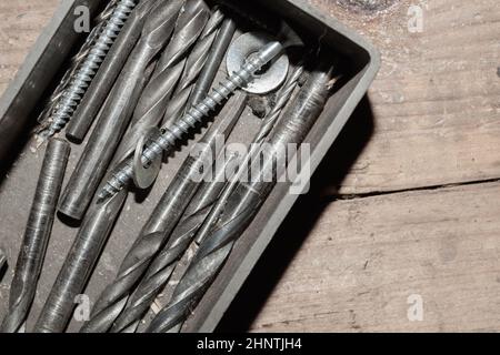 Verschiedene Bohrer in einem Kasten. Bohrer in einem Fall. Arbeitswerkzeuge Stockfoto