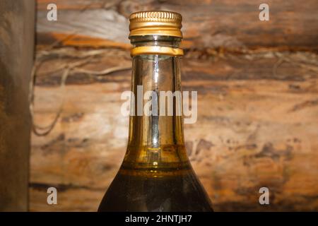 Alte Glasflasche mit technischer Flüssigkeit in einer Werkstatt Stockfoto