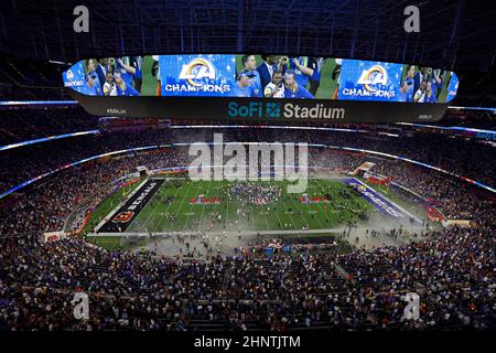 Inglewood, Kalifornien, USA. 13th. Februar 2022. Gesamtansicht des Feldes nach dem Super Bowl 56 LVI NFL Fußballspiel zwischen den Los Angeles Rams und den Cincinnati Bengals im SoFi Stadium in Inglewood, Kalifornien. Charles Baus/CSM/Alamy Live News Stockfoto