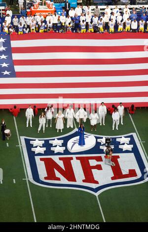 Inglewood, Kalifornien, USA. 13th. Februar 2022. Sänger Mickey Guyton spielt die Nationalhymne vor dem Super Bowl 56 LVI NFL Fußballspiel zwischen den Los Angeles Rams und den Cincinnati Bengals im SoFi Stadium in Inglewood, Kalifornien. Charles Baus/CSM/Alamy Live News Stockfoto