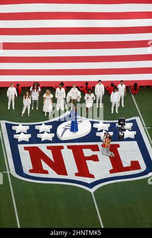 Inglewood, Kalifornien, USA. 13th. Februar 2022. Sänger Mickey Guyton spielt die Nationalhymne vor dem Super Bowl 56 LVI NFL Fußballspiel zwischen den Los Angeles Rams und den Cincinnati Bengals im SoFi Stadium in Inglewood, Kalifornien. Charles Baus/CSM/Alamy Live News Stockfoto
