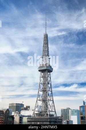 Der Blick auf den Nagoya TV Tower vom Glasdach des dreidimensionalen Parks Oasis 21 aus gesehen. Nagoya. Japan Stockfoto