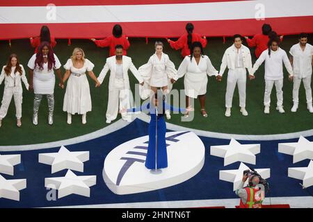 Inglewood, Kalifornien, USA. 13th. Februar 2022. Sänger Mickey Guyton spielt die Nationalhymne vor dem Super Bowl 56 LVI NFL Fußballspiel zwischen den Los Angeles Rams und den Cincinnati Bengals im SoFi Stadium in Inglewood, Kalifornien. Charles Baus/CSM/Alamy Live News Stockfoto