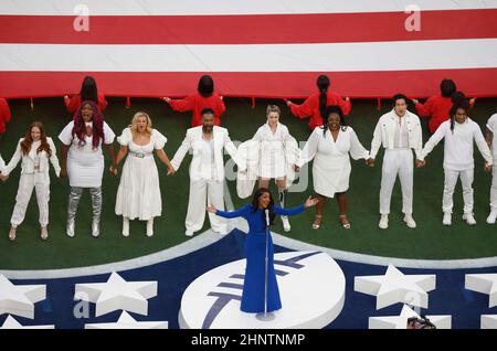 Inglewood, Kalifornien, USA. 13th. Februar 2022. Sänger Mickey Guyton spielt die Nationalhymne vor dem Super Bowl 56 LVI NFL Fußballspiel zwischen den Los Angeles Rams und den Cincinnati Bengals im SoFi Stadium in Inglewood, Kalifornien. Charles Baus/CSM/Alamy Live News Stockfoto