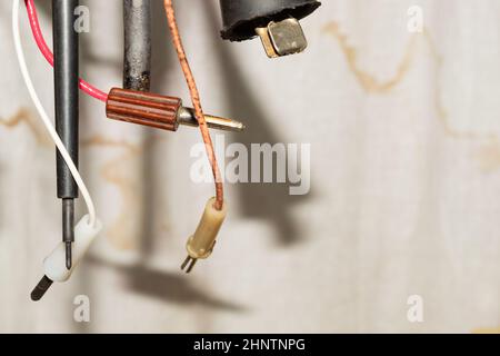 Alte elektrische Sonden, die in der Werkstatt hängen. Multimeter-Sonden Stockfoto
