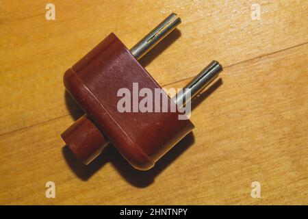 Vintage brauner Netzstecker ohne Kabel auf dem Holztisch Stockfoto