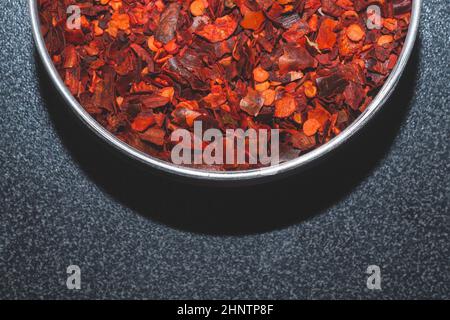 Getrocknete Chili-Pfeffer im Glas. Scharfe Würze. Rote Würze Hintergrund. Copy space Stockfoto