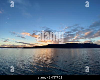 Wunderschöner orangefarbener Sonnenuntergang über den Bergen auf Vancouver Island mit Blick auf das Wasser, die Golfinseln, British Columbia, Kanada Stockfoto