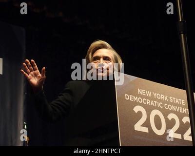 17. Februar 2022, New York, New York, USA: 17. Februar, 2022 New York, . New York State Democratic Nomination Convention im Sheraton Hotel in Midtown Manhattan versammelten sich alle Führer der Demokraten im Bundesstaat New York, um zu sehen, wer die Wahl für die kommenden Wahlen treffen würde. Der Hauptredner war die ehemalige Außenministerin, die ehemalige US-Senatorin und die ehemalige First Lady Hillary Clinton. (Bild: © Bruce Cotler/ZUMA Press Wire) Stockfoto