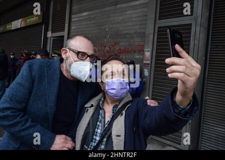 Athen, Griechenland. 17th. Februar 2022. Griechische Akteure sahen während einer Demonstration vor dem Arbeitsministerium Selfies machen, die die Verlängerung der Pandemieleistungen aufgrund der Arbeitslosigkeit forderten. (Foto: Dimitris Aspiotis/Pacific Press) Quelle: Pacific Press Media Production Corp./Alamy Live News Stockfoto