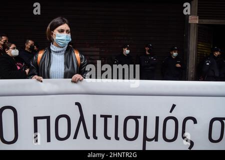 Athen, Griechenland. 17th. Februar 2022. Eine griechische Schauspielerin hält ein Transparent mit der Aufschrift: „Kultur“ während einer Demonstration vor dem Arbeitsministerium, auf der die Verlängerung der Pandemieleistungen aufgrund der Arbeitslosigkeit gefordert wird. (Foto: Dimitris Aspiotis/Pacific Press) Quelle: Pacific Press Media Production Corp./Alamy Live News Stockfoto