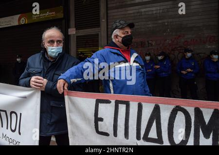 Athen, Griechenland. 17th. Februar 2022. Schauspieler und Sänger halten während einer Demonstration vor dem Arbeitsministerium Transparente mit der Forderung, die Pandemieleistungen aufgrund der Arbeitslosigkeit zu verlängern. (Foto: Dimitris Aspiotis/Pacific Press) Quelle: Pacific Press Media Production Corp./Alamy Live News Stockfoto