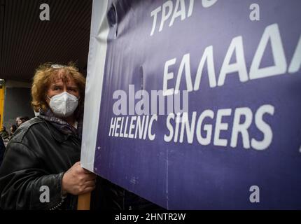 Athen, Griechenland. 17th. Februar 2022. Ein Sänger hält ein Transparent mit der Aufschrift: „Hellenische Sänger“ während einer Demonstration vor dem Arbeitsministerium, auf der die Verlängerung der Pandemieleistungen aufgrund der Arbeitslosigkeit gefordert wird. (Foto: Dimitris Aspiotis/Pacific Press) Quelle: Pacific Press Media Production Corp./Alamy Live News Stockfoto