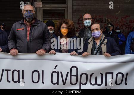 Athen, Griechenland. 17th. Februar 2022. Griechische Akteure halten während einer Demonstration vor dem Arbeitsministerium ein Transparent ab, in dem sie die Verlängerung der Pandemieleistungen aufgrund der Arbeitslosigkeit fordern. (Foto: Dimitris Aspiotis/Pacific Press) Quelle: Pacific Press Media Production Corp./Alamy Live News Stockfoto