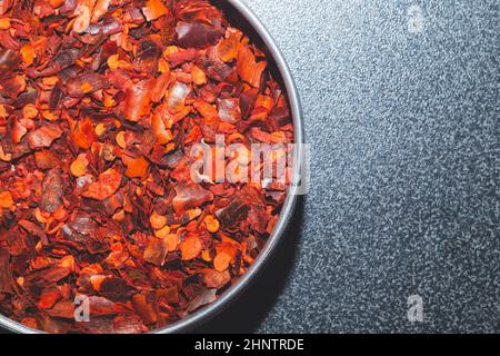 Getrocknete Chili-Pfeffer im Glas. Scharfe Würze. Rote Würze Hintergrund. Copy space Stockfoto