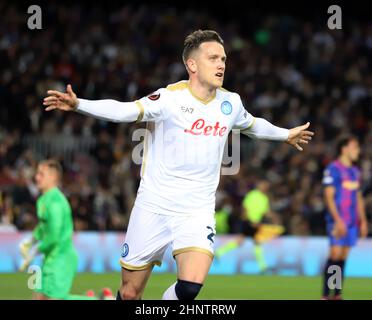 Sabadell, Barcelona, Spanien. 17th. Februar 2022. Barcelona Spanien 17.02.2022 Piotr Zielinski (SSC Napoli) feiert das Tor seines Teams˜während der UEFA Europa League zwischen dem FC Barcelona und dem SSC Napoli am 17. Februar 2021 im Camp Nou in Barcelona. (Bild: © Xavi Urgeles/ZUMA Press Wire) Bild: ZUMA Press, Inc./Alamy Live News Stockfoto