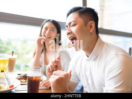 Glückliches Paar, das beim Mittagessen im Restaurant Spaß hatte Stockfoto