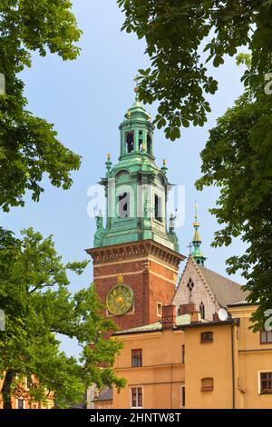 Krakau, Polen - 23. Juni 2013: Blick auf den Uhrenturm des Königsschlosses Wawel Stockfoto