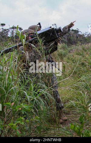 U.S. Marine Corps Lance CPL. Erik Patterson (links) und CPL. Kaleb Karssen, Low Altitude Air Defense (LAAD)-Kanoniere mit 3D LAAD-Bataillon, 1st Marine Aircraft Wing, zielen auf fiktive feindliche Flugzeuge während der Jungle Warfare Übung 22 im Northern Training Area, Okinawa, Japan, 16. Februar 2022. JWX 22 ist eine groß angelegte Schulung vor Ort, die sich auf die Nutzung der integrierten Fähigkeiten gemeinsamer und verwandter Partner konzentriert, um das Bewusstsein, die Manöver und die Brände in einer verteilten maritimen Umgebung zu stärken. (USA Marine Corps Foto von 1st LT. Marionne Mangrum) Stockfoto