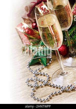 Zwei Sektgläser und Weihnachtsschmuck Stockfoto