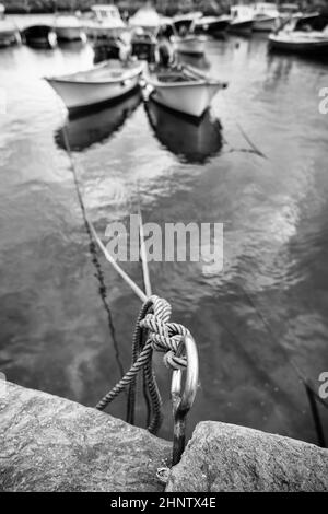 Detail der Boote, die an einem Pier in der Stadt geparkt sind Stockfoto