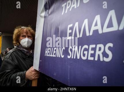 Athen, Griechenland. 17th. Februar 2022. Ein Sänger hält ein Banner mit der Aufschrift: „Hellenische Sänger“ während einer Demonstration vor dem Arbeitsministerium, auf der die Verlängerung der Pandemieleistungen aufgrund der Arbeitslosigkeit gefordert wird. (Bild: © Dimitris Aspiotis/Pacific Press via ZUMA Press Wire) Bild: ZUMA Press, Inc./Alamy Live News Stockfoto