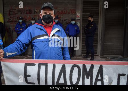 Athen, Griechenland. 17th. Februar 2022. Ein Proteststeller hält ein Banner mit der Aufschrift: „Nutzen“ während einer Demonstration von Akteuren und Sängern vor dem Arbeitsministerium, die die Verlängerung der Pandemieleistungen aufgrund der Arbeitslosigkeit fordert. (Bild: © Dimitris Aspiotis/Pacific Press via ZUMA Press Wire) Bild: ZUMA Press, Inc./Alamy Live News Stockfoto