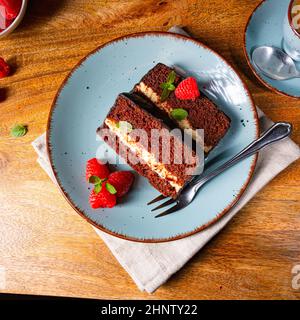 Rustikaler Schokoladenkuchen mit Himbeeren und Kaffee Stockfoto