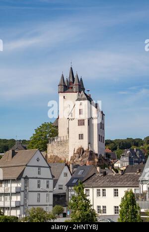 Historisches Schloss Diez an der Lahn, Rheinland-Pfalz, Deutschland. Märchenhafter Blick auf das Schloss von der Altstadt. Historische Fachwerkhäuser im Zentrum von Stockfoto