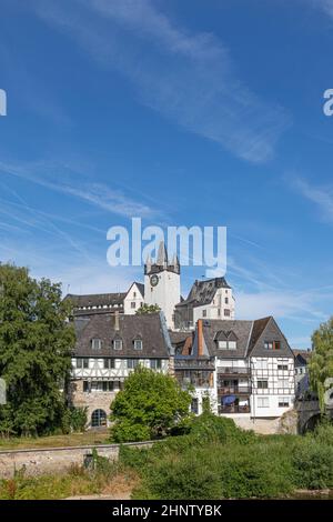 Historisches Schloss Diez an der Lahn, Rheinland-Pfalz, Deutschland. Märchenhafter Blick auf das Schloss von der Altstadt. Historische Fachwerkhäuser im Zentrum von Stockfoto