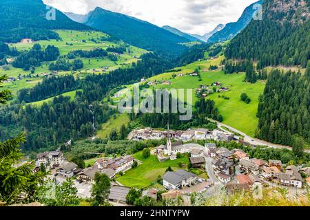 Panoramablick von der Timmelsjoch Hochalpenstraße in der Texelgruppe auf das Dorf Moos in der Region Passeier, Ötztaler Alpen, Südtirol, Italien Stockfoto