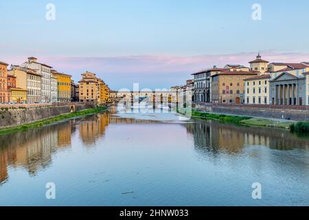 Berühmte historische Ponte Vecchio in Florenz am Fluss Arno Stockfoto