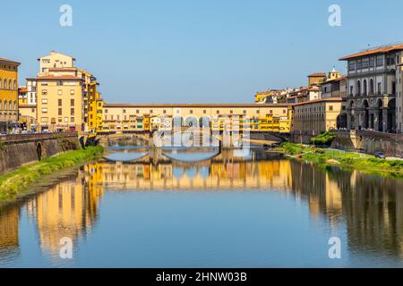 Berühmte historische Ponte Vecchio in Florenz am Fluss Arno Stockfoto