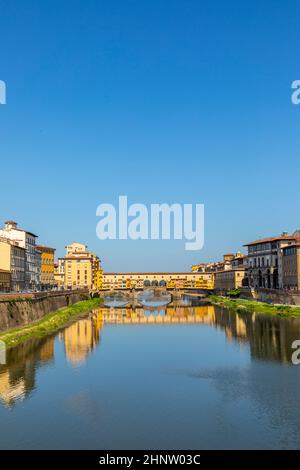 Berühmte historische Ponte Vecchio in Florenz am Fluss Arno Stockfoto
