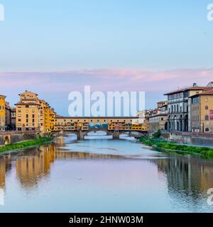 Berühmte historische Ponte Vecchio in Florenz am Fluss Arno Stockfoto