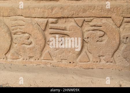 Panorama der lehmwände und Dekorationen in der archäologischen Stätte von Chan Chan, die von der Chimu-Zivilisation in der Nähe von Trujillo, Peru, angefertigt wurde Stockfoto